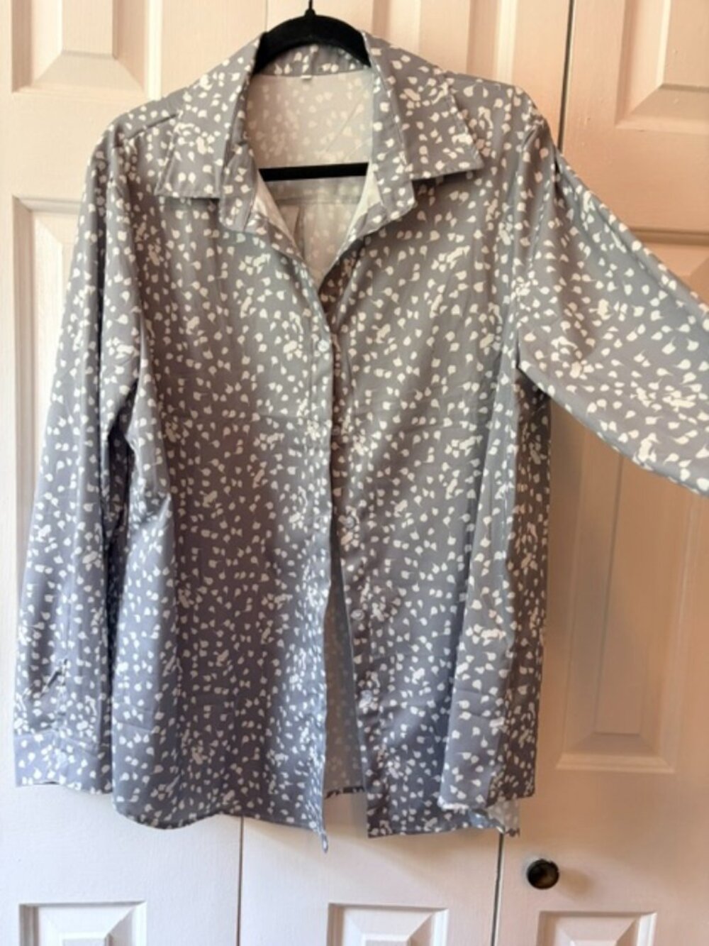 Women’s XXL Gray White Abstract Print Button Down Blouse Long Sleeve